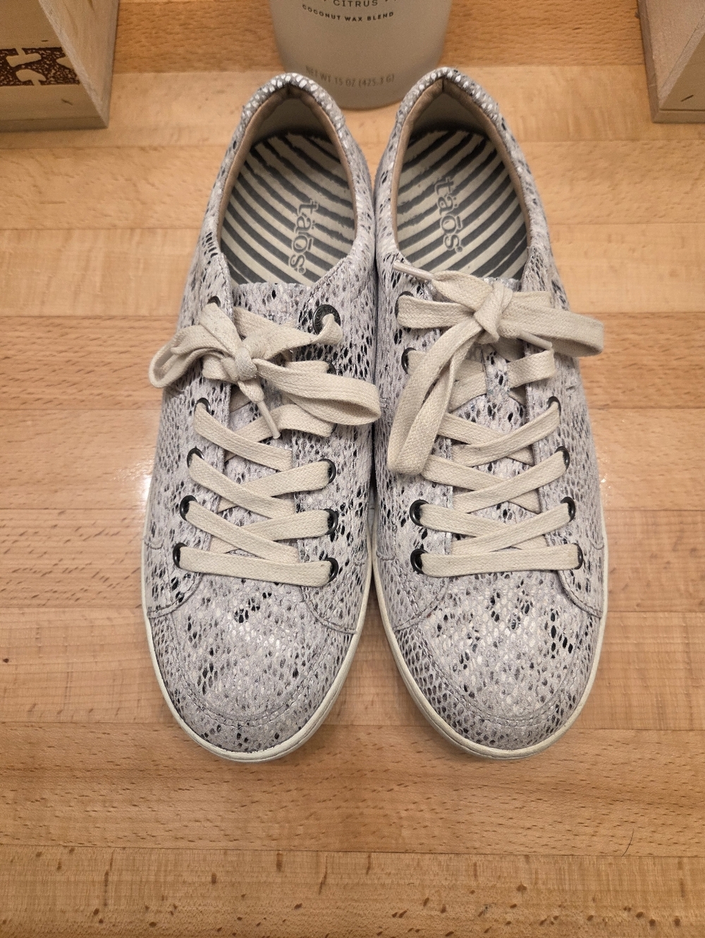 Taos Footwear Women's Onward Sneakers White/Gray Snake Print Leather Size 9.5 - Picture 8 of 10